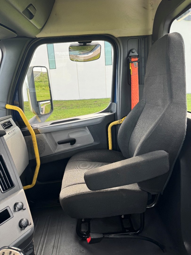 2019 FREIGHTLINER CASCADIA 113 - USED TRUCKS DAY CAB - image 17